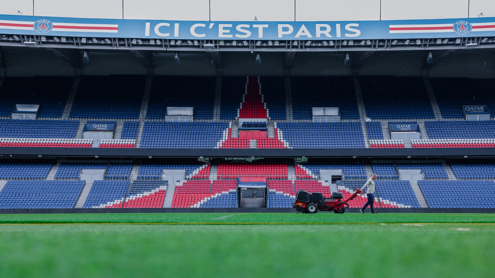 Free Photo Of Un Jardinier Entretient Le Terrain Du Parc Des Princes A Paris