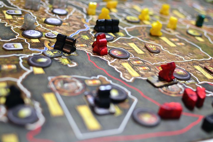 Jeux de société : la négociation sur un plateau.