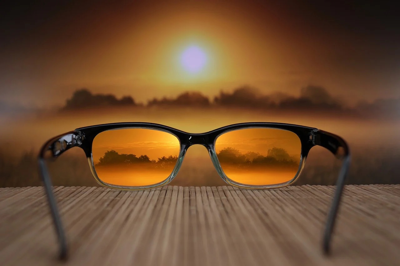 Négo look : les lunettes, arme de séduction ou de distraction ?